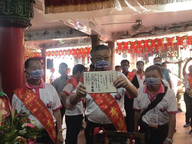 李姓宗亲会主委李腾龙写下开龛门时辰和姓名。（陈彩玲摄）