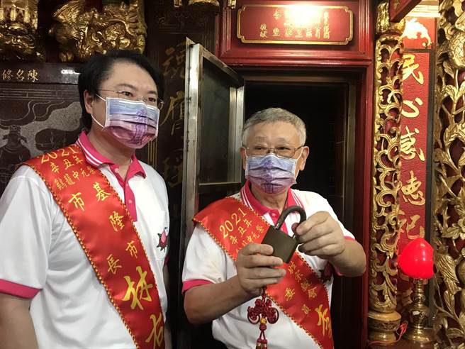 下午2点整基隆市长林右昌（左）和李姓宗亲会主委李腾龙（）开启基隆老大公庙龛门。（陈彩玲摄）