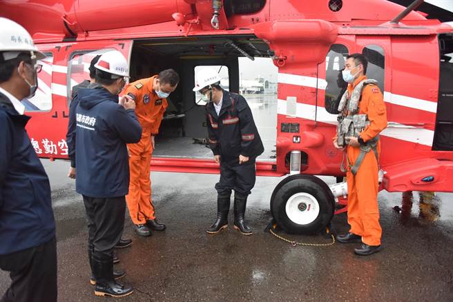 高雄市长陈其迈（中）。（图片摘自陈其迈脸书）