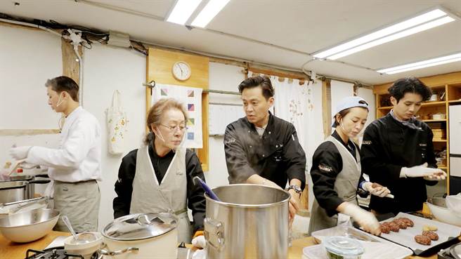 尹汝贞（左二）率领《尹食堂》老班底开韩屋民宿。（东森提供）