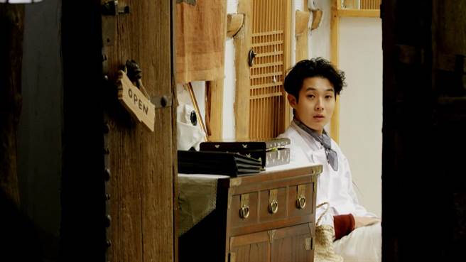 崔宇植靠亲和力掳获住客的心。（东森提供）