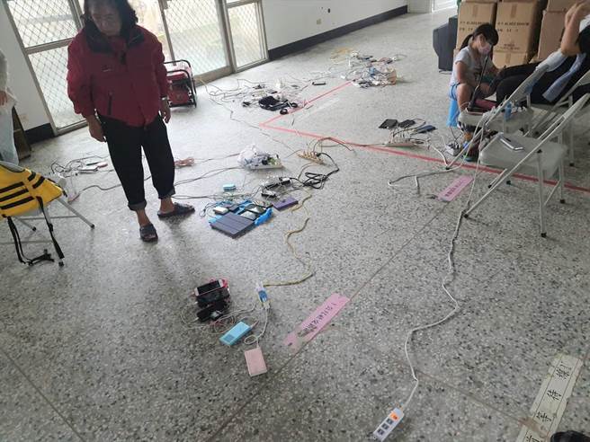 由於停電，高雄市桃源區復興里長江維明用發電機發電，成立小型充電站，供民眾充電。（翻攝照片／林瑞益高雄傳真）