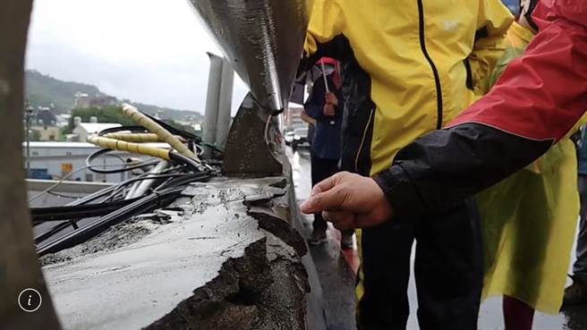 屏东县长潘孟安8日视察灾情，首站到三地门新大桥，关心大桥伸缩缝有5公分以上裂缝一事，对此，公务总局澄清是「伸缩铜片锈蚀才比较开」，确定无安全疑虑可通行。（屏县府提供／谢佳潾屏东传真）