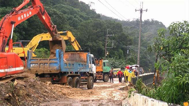沿山公路2K＋500、7K＋400处、13K＋200处因积淹水及土石泥流，至今仍不能通行，现场工程人员正全速抢通中。（警方提供／谢佳潾屏东传真）