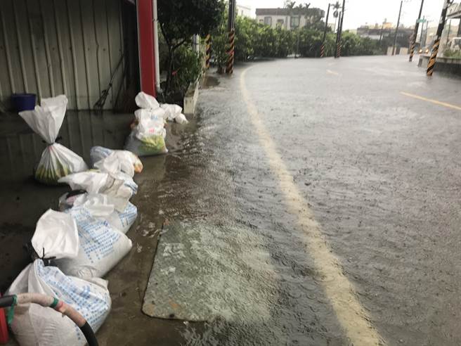 南州乡万华村万华路因路面积水严重无法通行。（谢佳潾摄）