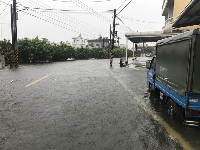 南州乡万华村万华路因路面积水严重无法通行。（谢佳潾摄）