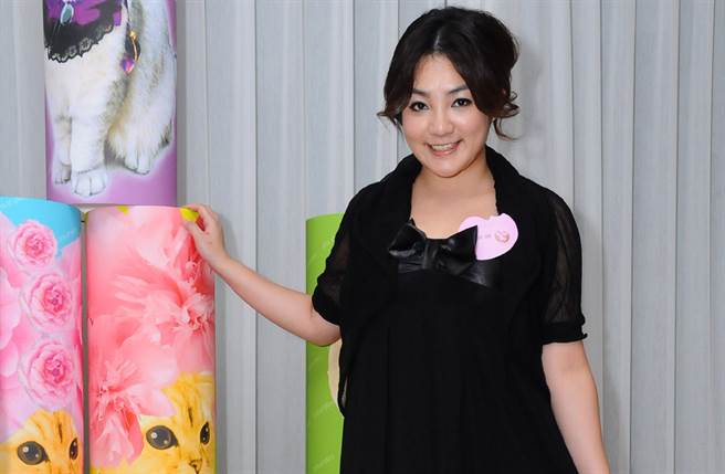 「酒国名花」凌威威因疫情暂缓酒店生意，受关圣帝君指示，斜杠通灵事业。(中时资料照片)