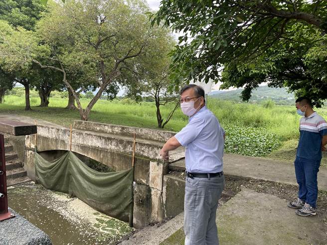 台东县池上乡公所在大坡池西侧进水口设置拦网，拦下来自灌溉水田的废弃空瓶，池上乡长张尧成（左）表示可减轻人力负担。（蔡旻妤摄）
