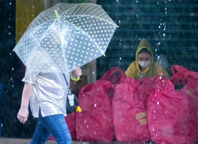 中央氣象局發布豪雨特報，西南風影響，易有短延時強降雨。(羅永銘攝)