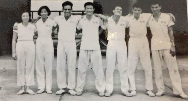 1960年中华队台北集训的选手，从右起：李伯廷、纪攀龙、（不在）、黄士聪、卓泷助、蔡成福、纪政、吴锦云，国手前辈们的合影。 （取自卓伯源脸书）