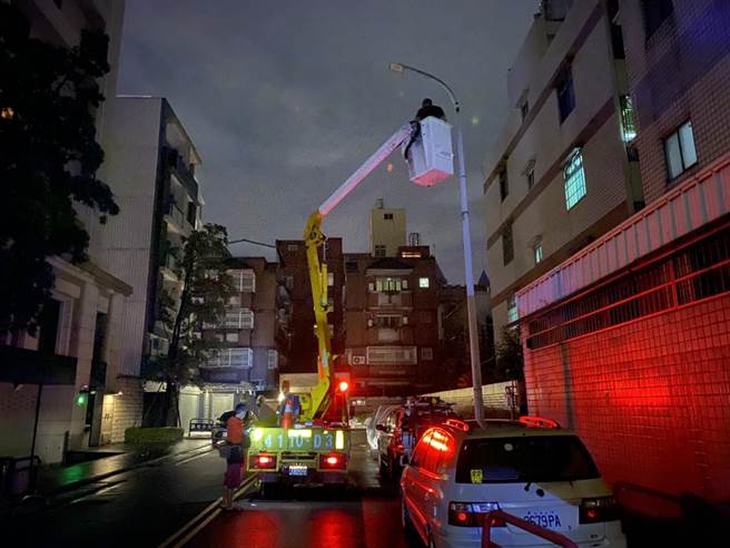 守护民眾安全，中市建设局携手台电紧急抢修故障路灯。（台中市政府提供）