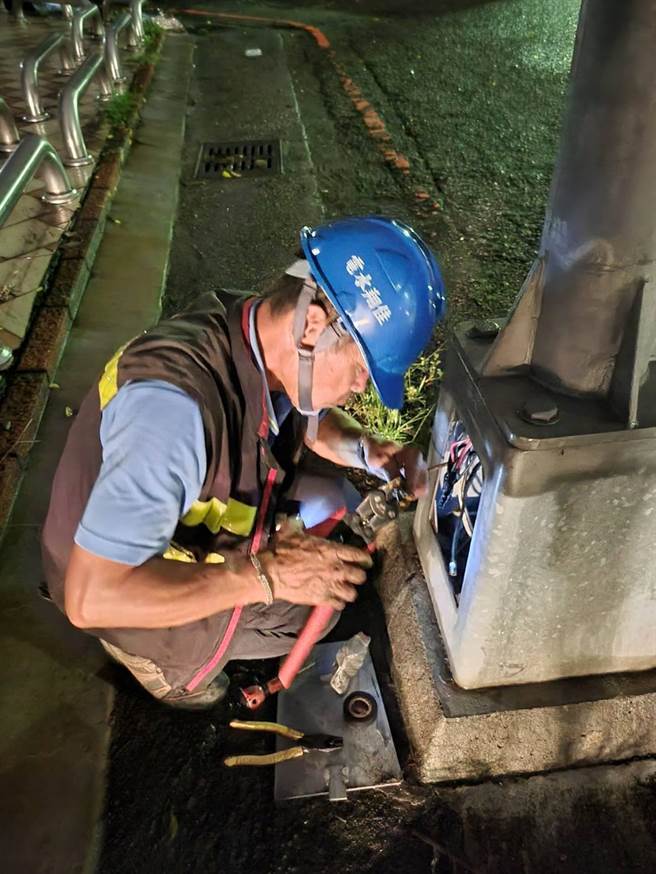 调派人员机具到场协助抢修。（台中市政府提供）