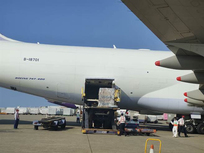 台湾自购的10万剂莫德纳疫苗于8日下午15时36分抵达桃园机场。（陈麒全摄）