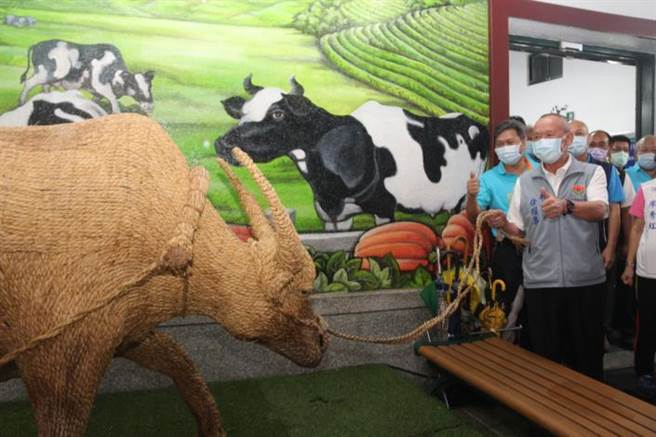 苗栗縣長徐耀昌強力推薦造橋鄉的鮮奶當地國產豬肉。（苗栗縣政府提供／謝明俊苗栗傳真）