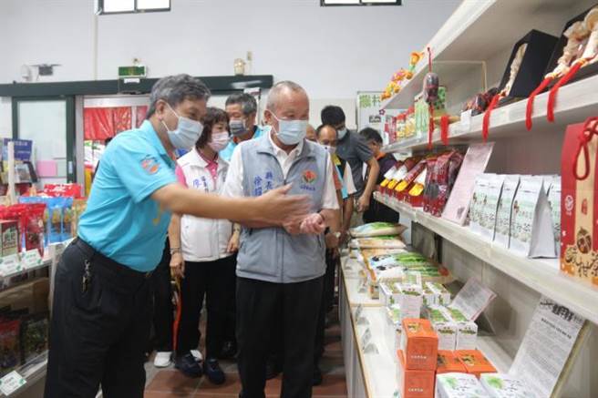 苗栗縣長徐耀昌強力推薦造橋鄉的鮮奶當地國產豬肉。（苗栗縣政府提供／謝明俊苗栗傳真）