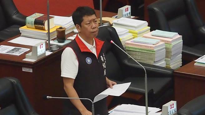 高雄巿议员黄绍庭。图为他在议场质询。（曹明正摄）