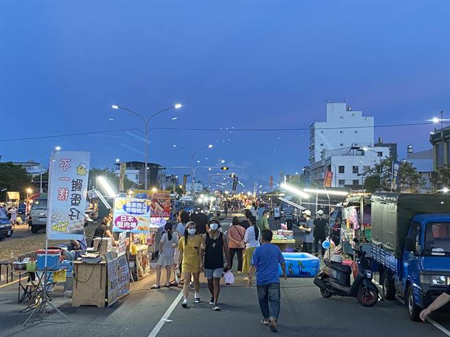 防疫期间外带外送盛行，餐饮一次性容器使用量大增，台东四维夜市推「没塑逛夜市」的减塑活动。（蔡旻妤摄）
