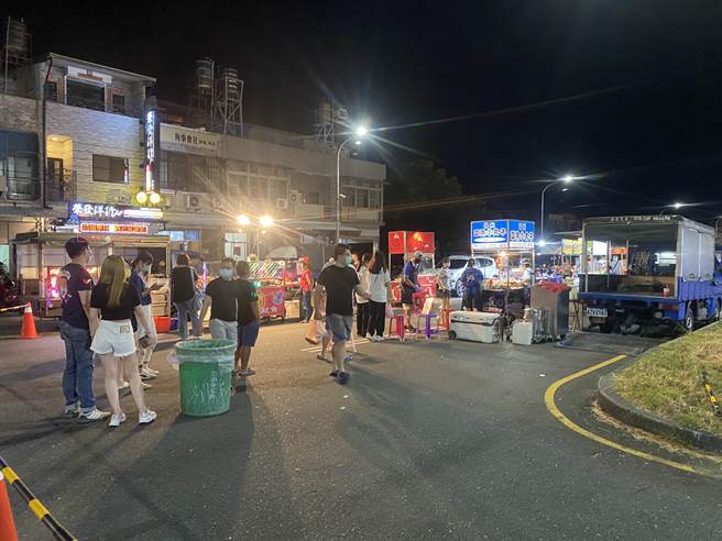 防疫期间外带外送盛行，餐饮一次性容器使用量大增，台东四维夜市推「没塑逛夜市」的减塑活动。（蔡旻妤摄）