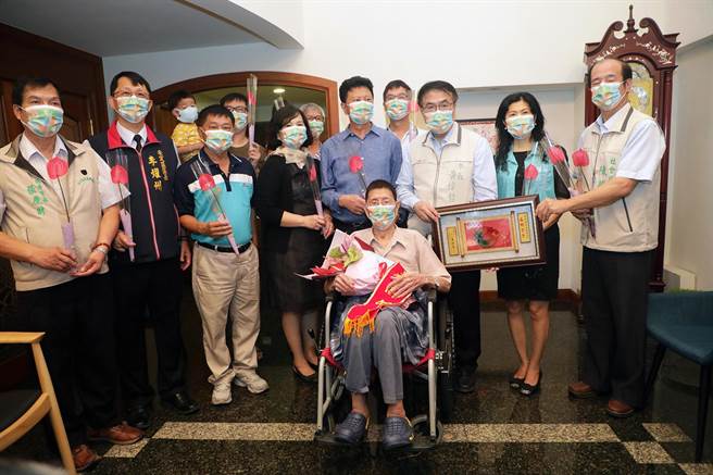 今年台南市父親節表揚活動獲獎最高齡的99歲晶鑽爸爸蘇南鯧，市長黃偉哲親自到對方安定的住家致贈獎牌及禮品。（市府提供／洪榮志台南傳真）