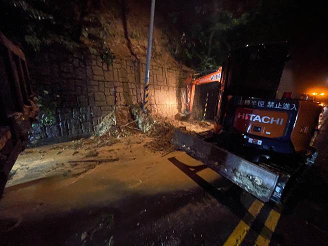 热带性低气压过境带来庞大雨量，桃园龟山大坑路三段土石坍方。（警方提供）
