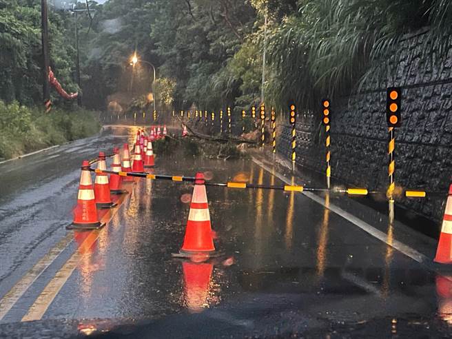 热带性低气压过境带来庞大雨量，桃园龟山大坑路三段土石坍方。（警方提供）