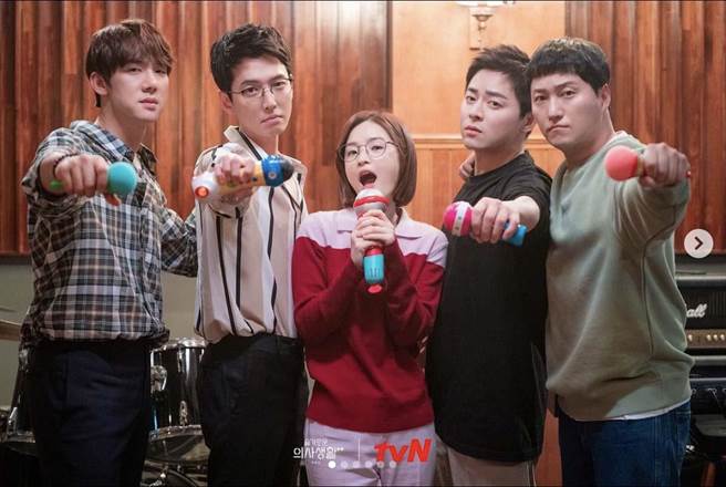 《机智医生生活2》描述五位同期医生在同家医院发生的日常大小事，（左起）柳演锡、郑敬淏、田美都、曹政奭、金大明主演。（翻摄自机医官方 IG）