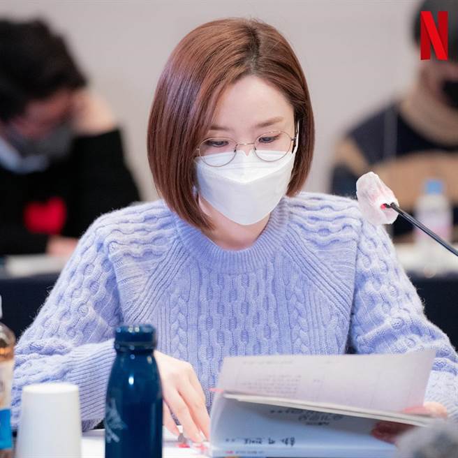 田美都以韩牌ahwe出席读本会，经常着紫色系、编织造型的服装现身。（翻摄自机医官方 IG）