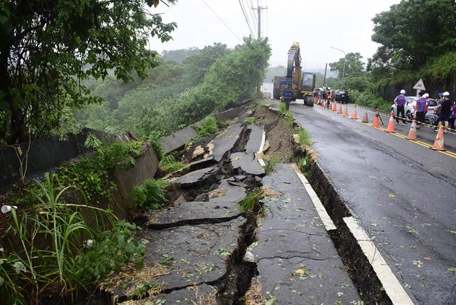 「台灣民俗村」對外聯絡道路，在連日大豪雨沖刷下，崩塌嚴重。（彰化環保聯盟提供／吳敏菁彰化傳真）