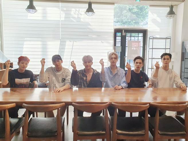 ASTRO接受本报专访，MJ（左起）、车银优、JIN JIN、尹产贺、Rocky、文彬。（fantagio music提供）