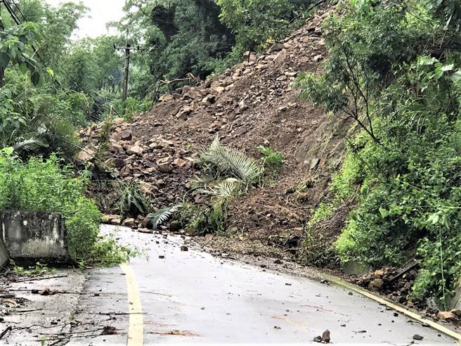 南投县中寮7日下午发生道路坍方，以仙洞巷农路最为严重，土石坍方范围宽约40公尺以上，堆积路面高逾14米。（读者提供／张妍溱南投传真）