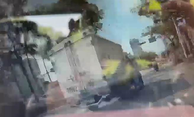 北市中華路機車自摔 騎士頭撞路緣石死亡。（翻攝影片）