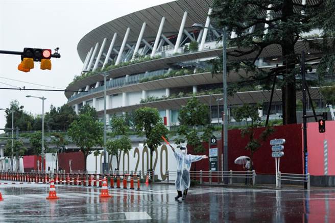 「盧碧」正朝日本前進，預計將登陸九州地方。圖為在「銀河」影響下下雨的東京。（圖／路透社）