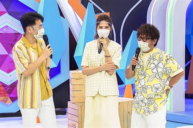 阿Ken（左起）、安心亚以及纳豆与来宾在节目中分享趣事。 （中天综合台提供 ）