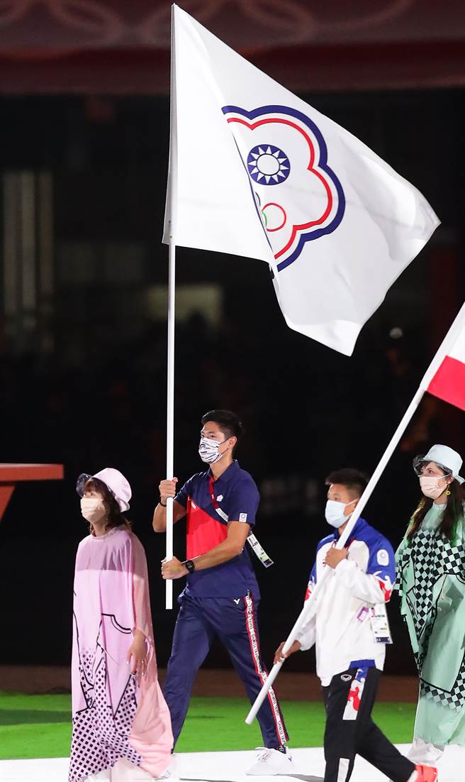 陳傑舉旗進場(季志翔/攝)