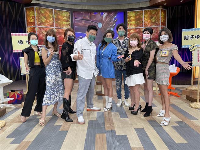 贝童彤（左起）、林舒语、虞佩仪、曾国城、路嘉怡、梁赫群、萁妈、Vicky、芳瑜上节目讨论产后如何坐月子。（卫视中文台提供）