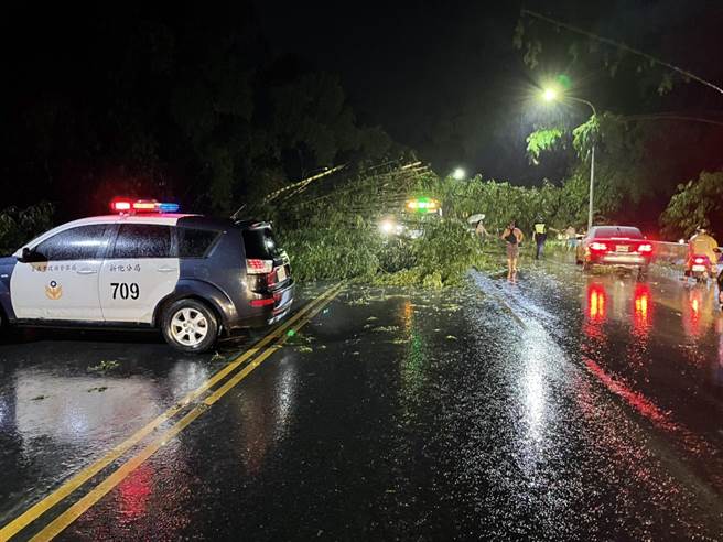 台20線台南市山上區與左鎮區的交界處，8日晚間7點突然傳出大片竹林滑落橫阻道路，導致現場大塞車。（左鎮區公所提供／洪榮志台南傳真）