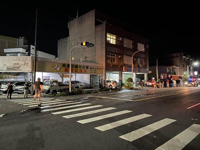 台东市8日晚间发生2车相撞衝入民宅波及3辆汽机车的交通事故,一名妇人受困驾驶座命危。（民眾提供／蔡旻妤台东传真）