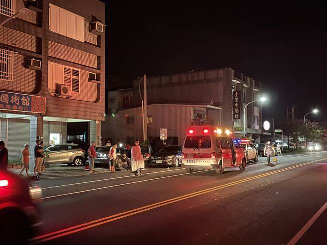台东市8日晚间发生2车相撞衝入民宅波及3辆汽机车的交通事故,一名妇人受困驾驶座命危。（民眾提供／蔡旻妤台东传真）