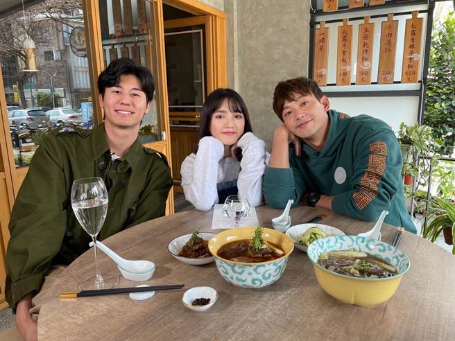 风田（左起）、朵拉、威廉主持《食尚玩家热血48小时》，默契越来越好。（TVBS提供）