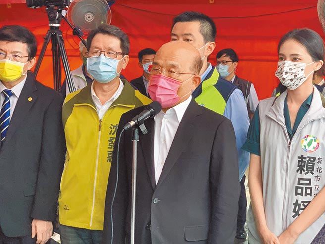 行政院長蘇貞昌7日表示，去年三倍券大為成功，今年將再精進、再加碼，希望能夠更成功。國民黨立委賴士葆則批評，顢頇傲慢的政府，膨風三倍券政績，黑的硬要說成白的。（王揚傑攝）