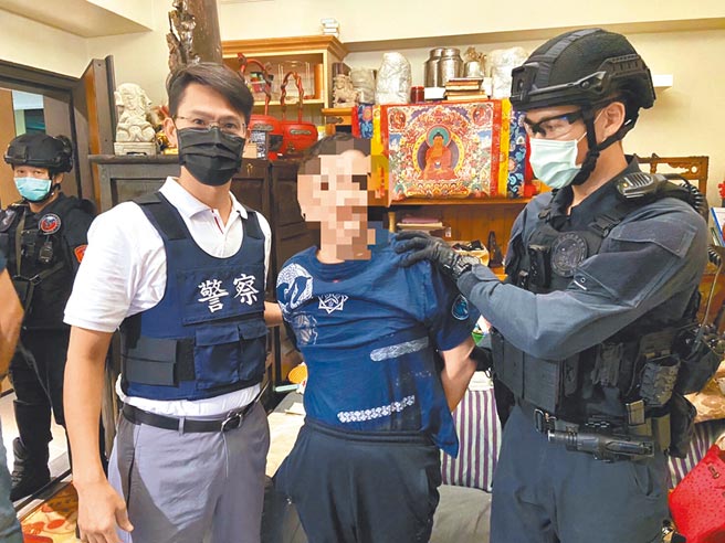 陈姓男子拥枪、贩毒，遭警方攻坚逮捕。（警方提供／陈鸿伟台北传真）