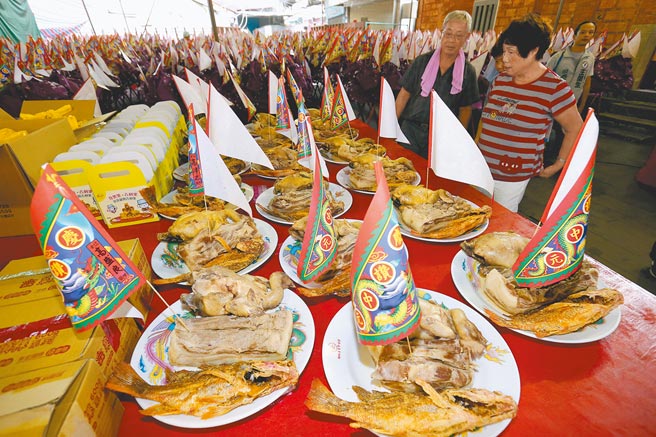农历7月中元节是普渡好兄弟的重要日子，各地庙宇办理大型普渡，桌上满是三牲等各式供品，祈求平安。（中央社资料照片）