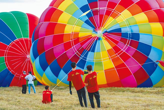 受到大雨影响，台东县府7日池上乡举办的热气球繫留体验全数取消，游客大嘆失望。（本报资料照片）