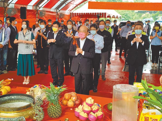 國道1號汐止交流道增設南入匝道工程7日舉行開工儀式，行政院長蘇貞昌、新北市長侯友宜、交通部長王國材及地方民代均到場祈福。（王揚傑攝）