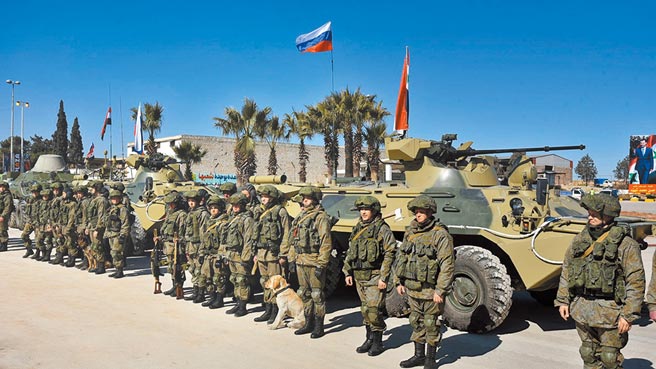 阿富汗情勢持續惡化，俄羅斯、塔吉克和烏茲別克等鄰國擔心受亂局影響，在塔吉克境內毗鄰阿富汗的邊境地區舉行聯合軍演。（摘自網路）