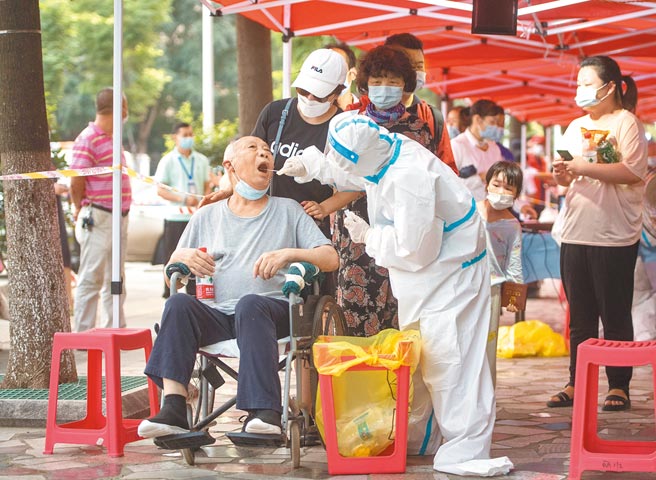 湖北省7日召开新闻发布会，通报武汉已对157个社区进行封控管理。图为8月3日，武汉市民进行核酸检测。（新华社）