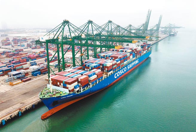 大陆海关总署7日公布数据显示，今年前7个月，大陆货物贸易进出口总值21.34兆人民币，同比增长24.5％。图为福州市江阴港资料照片。（中新社）