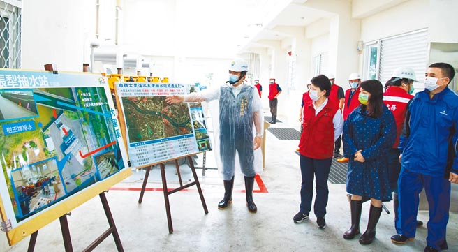 台中市長盧秀燕（右三）在水利局長范世億（左一）等人陪同下，前往烏日五張犁抽水站關心水情，並聽取大里溪河水上漲等簡報。（陳世宗攝）