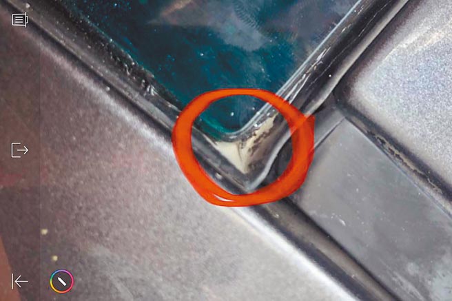 車主赴原廠更換前擋玻璃，牽車時卻發現玻璃膠條縫隙卡有砂土，該更換的玻璃膠條竟未更換新品，讓他氣炸。（陳姓車主提供／謝瓊雲彰化傳真）