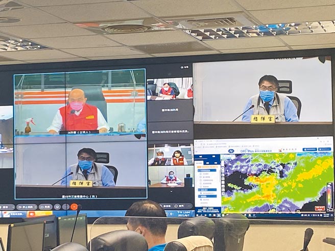 台南市长黄伟哲（右上）透过视讯向行政院长苏贞昌（左上）报告豪大雨灾情。（台南市灾变中心提供／程炳璋台南传真）